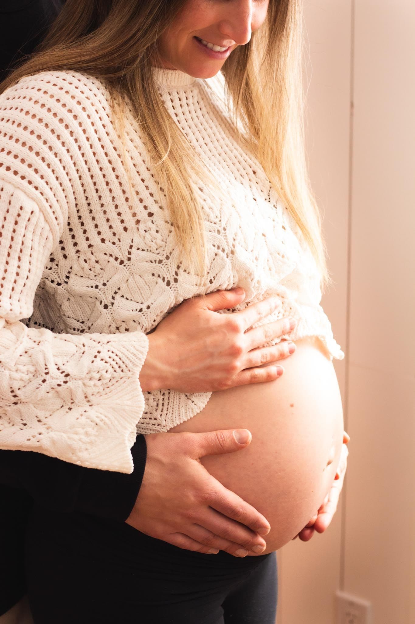 femme enceinte et homme